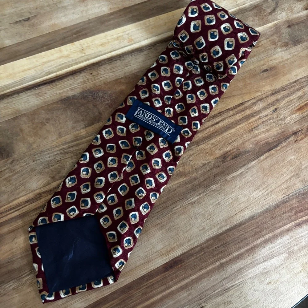 Lands' End Classic Men's Necktie Burgundy Medallion Pattern 100% Silk W3.5